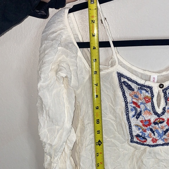 🎱White flowy off the shoulder with detailed pattern top! - Picture 3 of 6